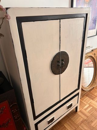 Mueble auxiliar orientalblanco con detalles negros