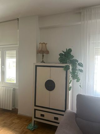 Mueble auxiliar orientalblanco con detalles negros
