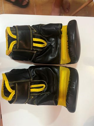 Guantes de boxeo negros y amarillos