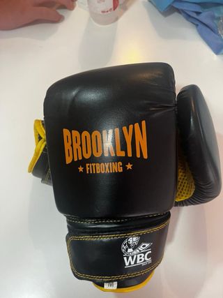 Guantes de boxeo negros y amarillos