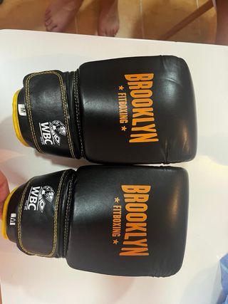 Guantes de boxeo negros y amarillos