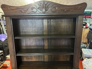 Mueble antiguo de madera maciza de buena calidad.