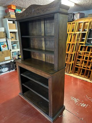 Mueble antiguo de madera maciza de buena calidad.