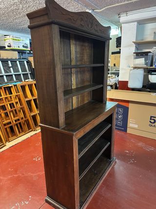 Mueble antiguo de madera maciza de buena calidad.
