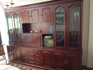 Mueble de salón de madera.