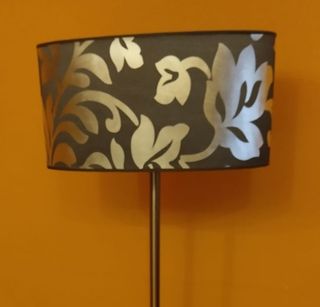 Lámpara de pie con diseño floral
