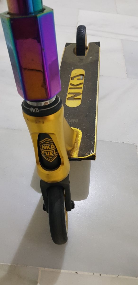 Patinete NKD Dorado y Arcoíris