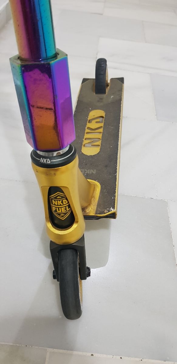 Patinete NKD Dorado y Arcoíris