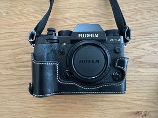 Fujifilm XT-2 con 5 baterías y funda de cuero.
