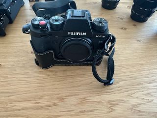 Fujifilm XT-2 con 5 baterías y funda de cuero.