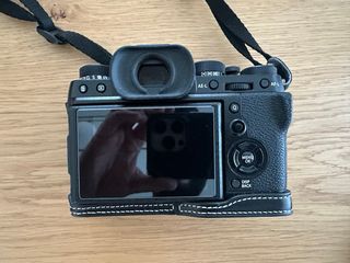 Fujifilm XT-2 con 5 baterías y funda de cuero.