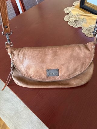 Bolso de piel Hakei cruzado color camel