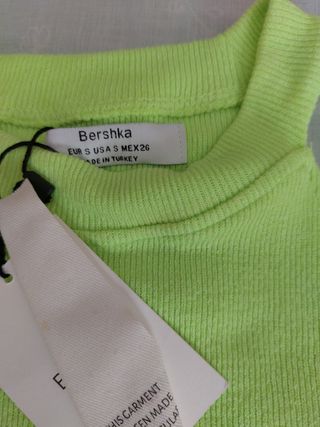 Camiseta Bershka verde neón hombros descubiertos