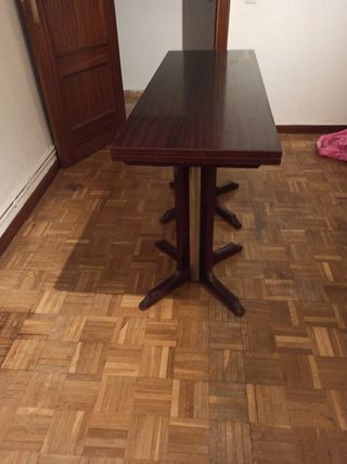 Mesa de comedor de madera