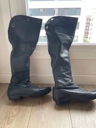 Botas altas de piel negras