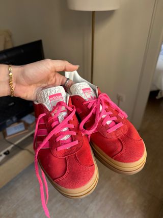 Adidas Gazelle rojas y rosas