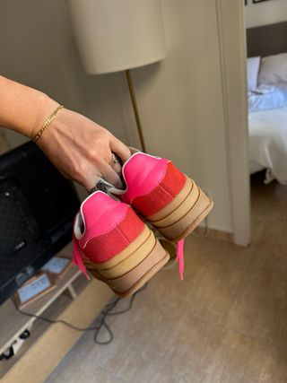 Adidas Gazelle rojas y rosas