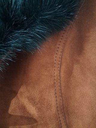 Gabardina de ante con cuello de pelo