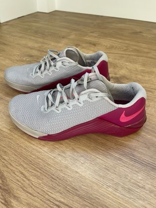 Nike Metcon 5 Zapatillas Entrenamiento Gris/Rosa