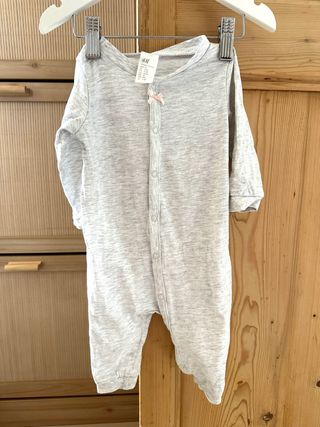 Pijama H&M Gris Bebé 2-4 meses