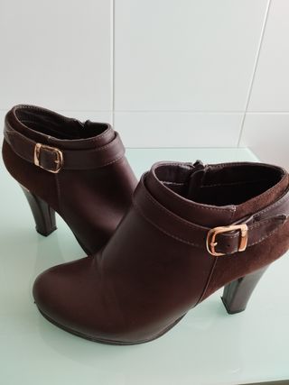 Botines de tacón marrones con hebilla