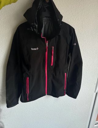 Chaqueta impermeable Izas negra