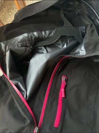 Chaqueta impermeable Izas negra