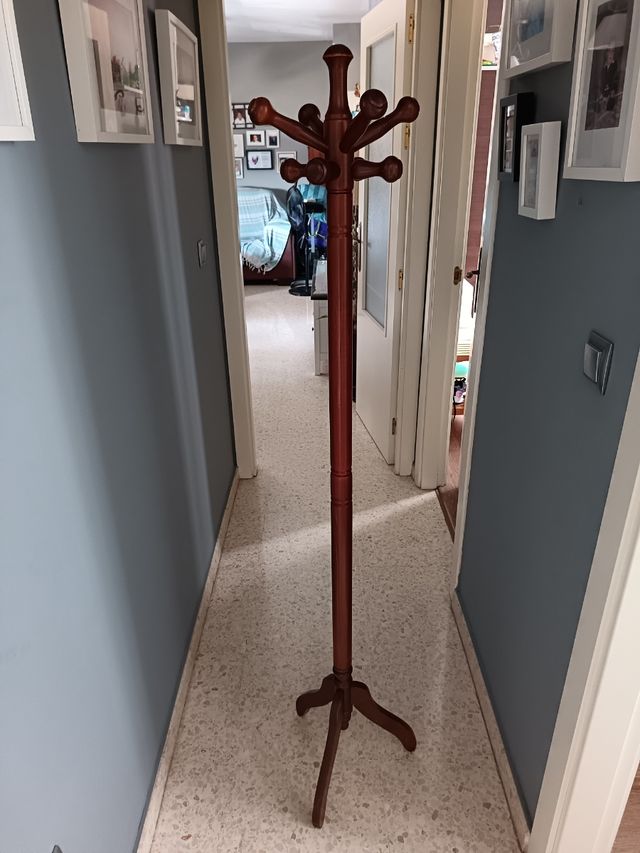 Perchero de madera marrón,venta en persona