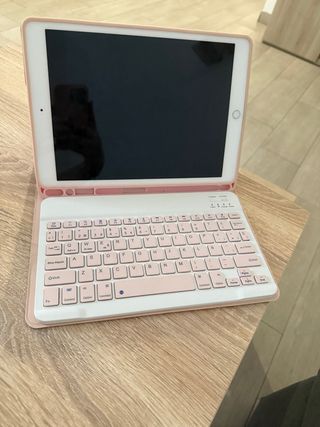 iPad 8ª Gen Blanca + Funda Teclado Rosa