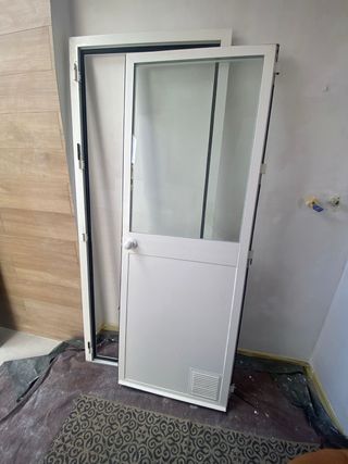 Puerta aluminio exterior con reja