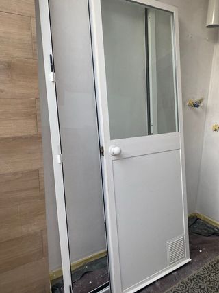 Puerta aluminio exterior con reja