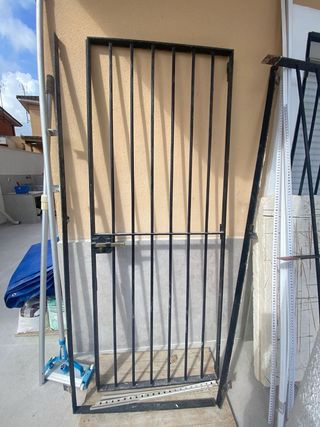 Puerta aluminio exterior con reja