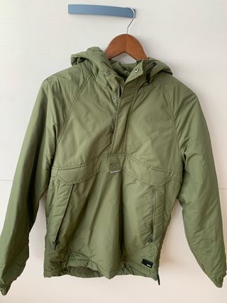 Cazadora verde con capucha