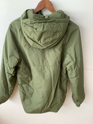 Cazadora verde con capucha