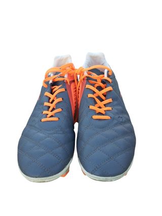 Scarpe da calcio blu e arancioni
