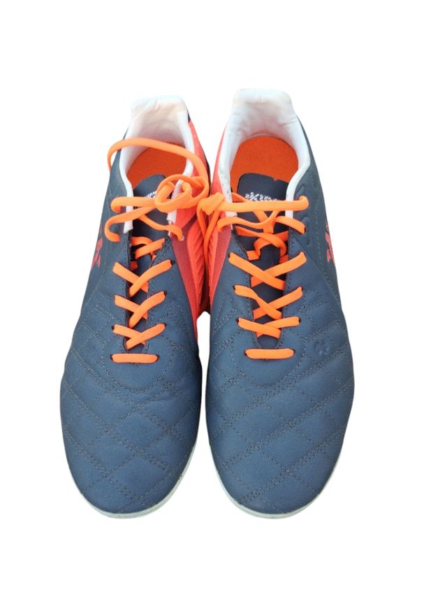 Scarpe da calcio blu e arancioni