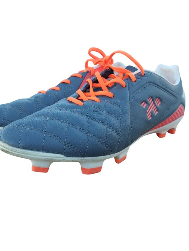 Scarpe da calcio blu e arancioni