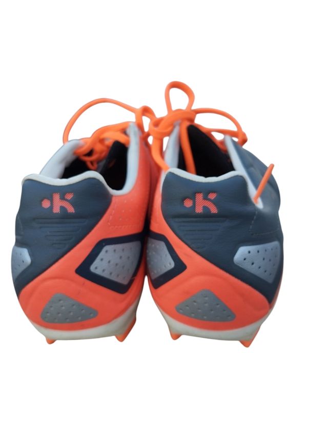 Scarpe da calcio blu e arancioni