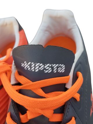 Scarpe da calcio blu e arancioni