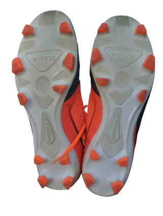 Scarpe da calcio blu e arancioni