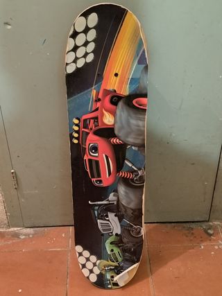 Patín infantil con diseño de monster truck