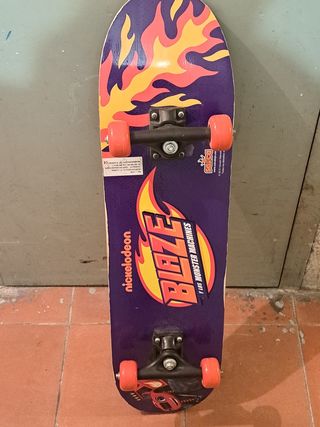 Patín infantil con diseño de monster truck