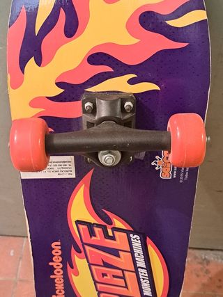 Patín infantil con diseño de monster truck