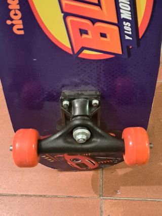 Patín infantil con diseño de monster truck