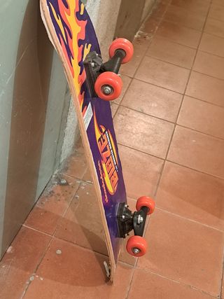 Patín infantil con diseño de monster truck