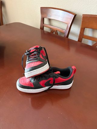 Zapatillas Nike Negras y Rojas Talla 37.5