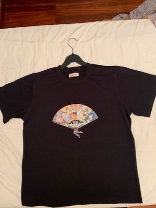 Camiseta Negra Talla M con Diseño de Abanico