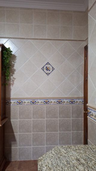 Azulejos de pared beige con diseño floral
