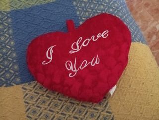 Corazón de peluche rojo