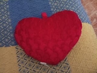 Corazón de peluche rojo